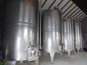 Vinurile românești exportate în interiorul UE ajung cu precădere în Marea Britanie și Germania; cea mai mare cantitate de vin importată de România a provenit din cramele de peste Prut