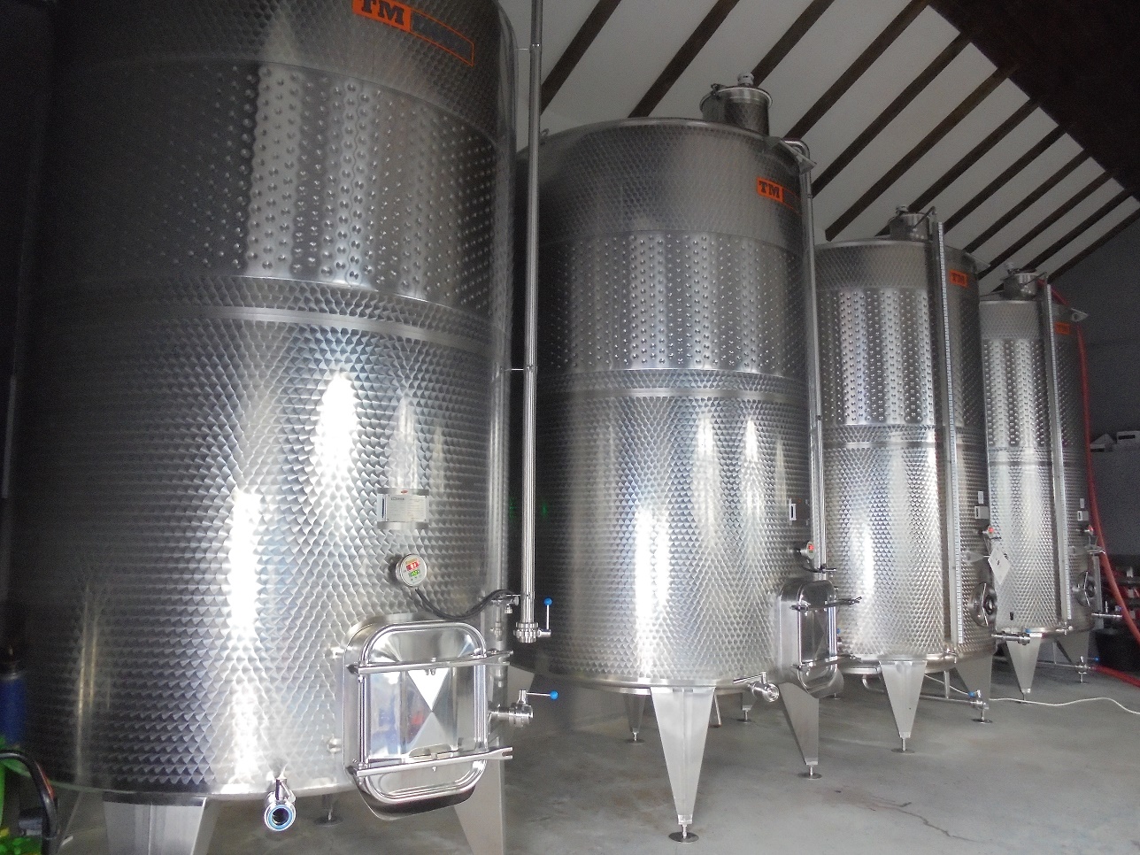 Vinurile românești exportate în interiorul UE ajung cu precădere în Marea Britanie și Germania; cea mai mare cantitate de vin importată de România a provenit din cramele de peste Prut