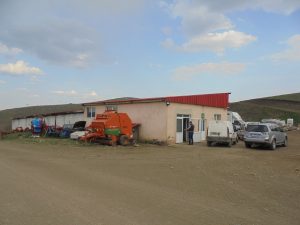 Fost împiegat de mișcare, un fermier din județul Cluj vinde lapte pentru un mare procesator din regiune și recunoaște că satul său a evoluat mult în ultimii 30 de ani