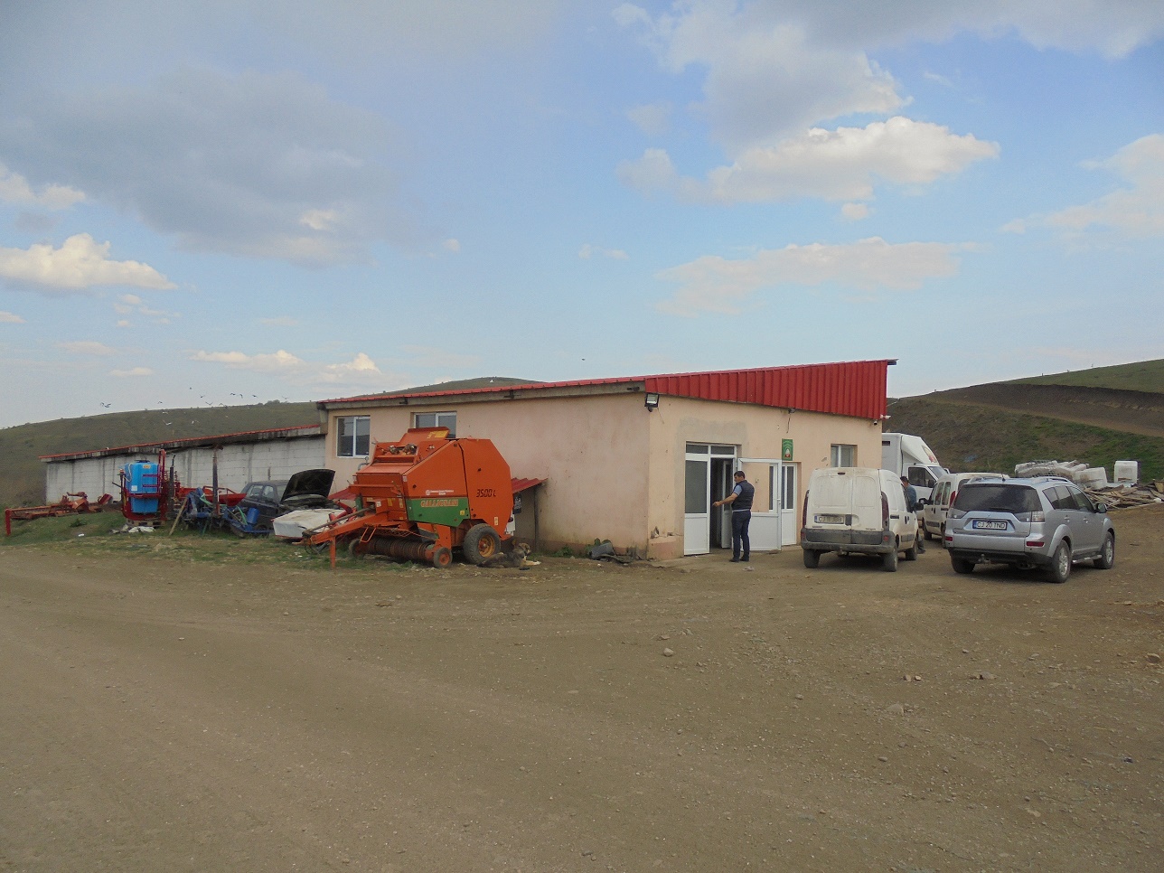 Fost împiegat de mișcare, un fermier din județul Cluj vinde lapte pentru un mare procesator din regiune și recunoaște că satul său a evoluat mult în ultimii 30 de ani