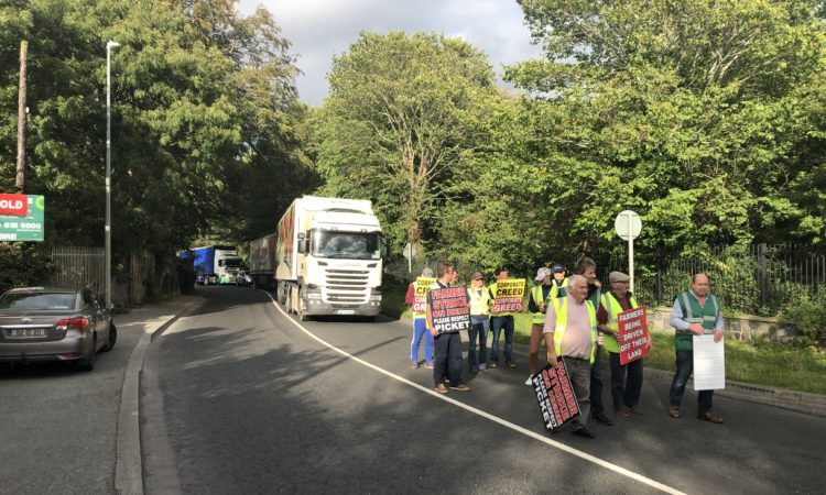 Fermierii din Irlanda continuă protestele