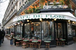 Celebra cafenea pariziană, Cafe de Flore, care a rămas deschisă și în timpul celui de-al Doilea Război Mondial, a fost închisă din cauza pandemiei Covid - 19