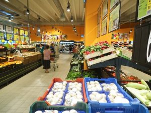 Indicele prețurilor pentru alimentele de bază la nivel mondial, în scădere pentru a cincea lună consecutiv; producția de cereale, revizuită în scădere, din cauza secetei