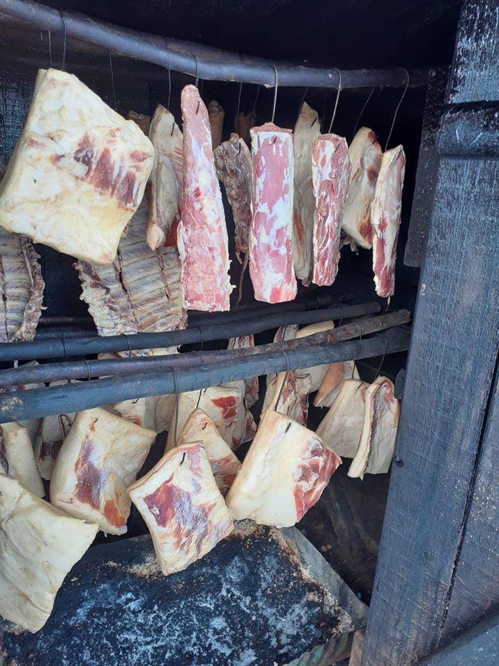 Magazinul virtual - soluția salvatoare în timpul pandemiei covid - 19? Asociația ProdusdeCluj a vândut deja ciolan afumat și caș tocmai la București, în urma unor comenzi primite on line