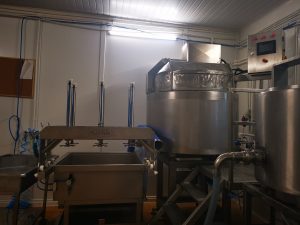 Lantulalimentar.ro în județul Călărași: doi tineri din București s-au întors în satul bunicilor și au înființat o unitate de procesare a laptelui; ei vând brânzeturile în urma unor comenzi primite on line