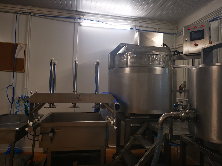 Lantulalimentar.ro în județul Călărași: doi tineri din București s-au întors în satul bunicilor și au înființat o unitate de procesare a laptelui; ei vând brânzeturile în urma unor comenzi primite on line