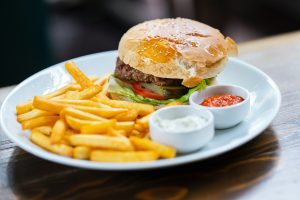 Buger, cartofi prăjiți