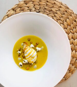 Primul restaurant all vegan din lume care a primit o stea Michelin aparține unei franțuzoaice de 41 de ani, cu studii de arheologie și diplomă de bucătar