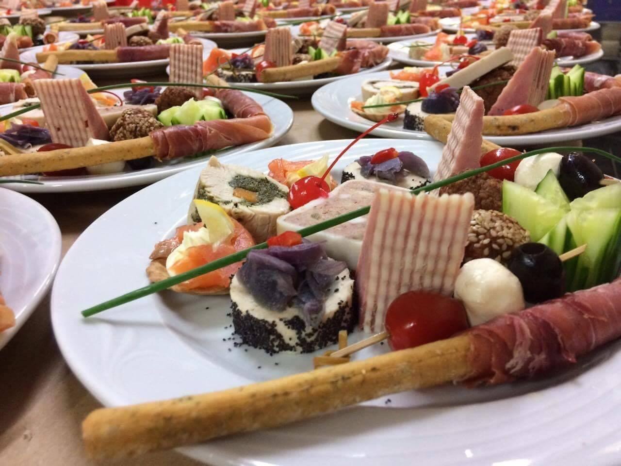 Cursuri de bucătar și ospătar, organizate de firmele cu profil balnear și balneoclimateric, cu bani oferiți de guvern, printr-o schemă de ajutor de minimis; costul per angajat: 5000 de lei