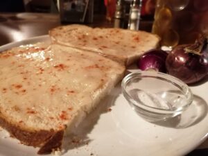 ”MÂNCAREA SĂRACULUI”, pita cu unsoare, vândută cu 23 de lei felia la Festivalul Electric Castel, din Cluj-Napoca; de precizat că sortimentul gastronomic ardelenesc conține și o felie de bacon