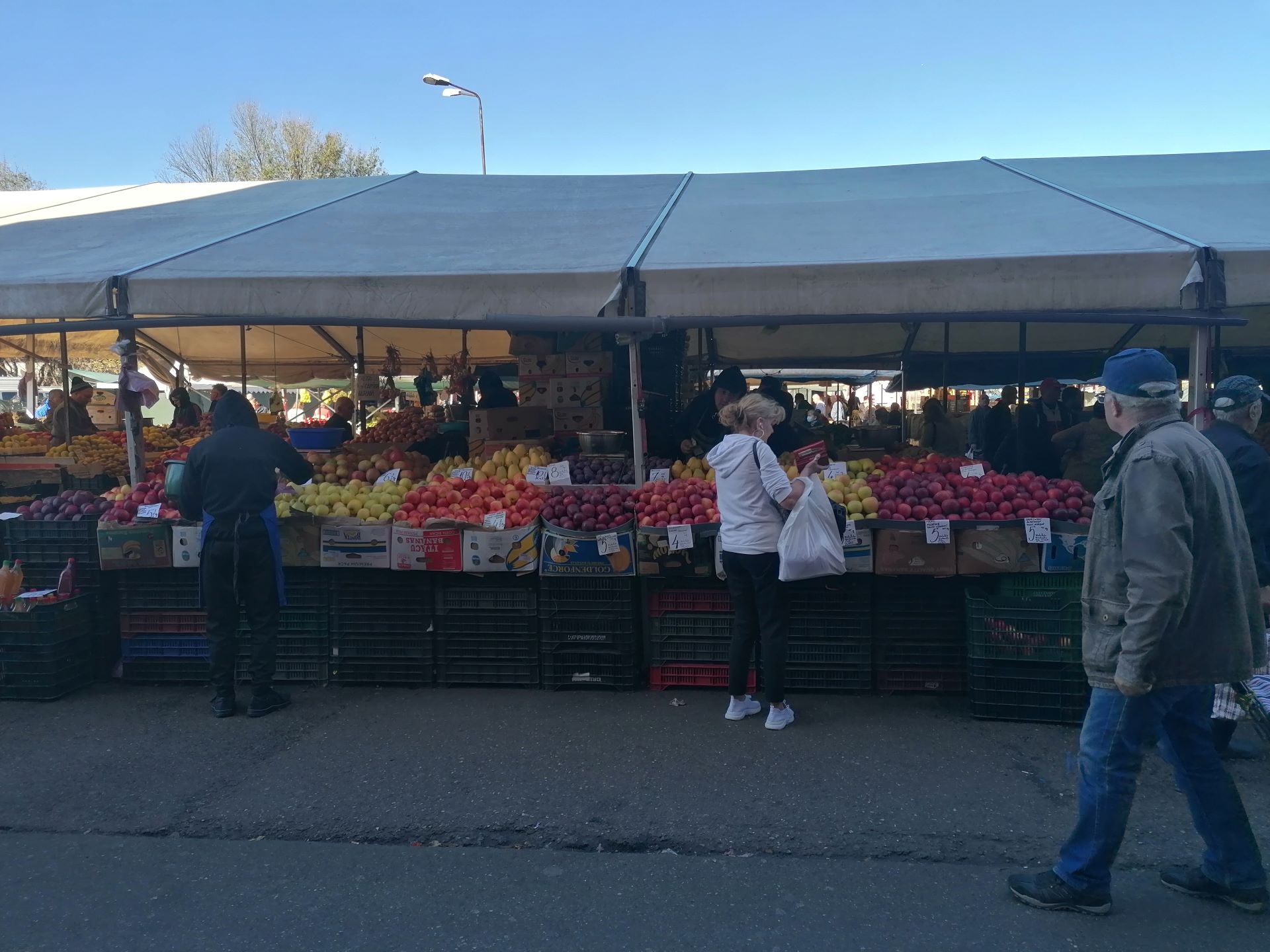 ”Generosul” din Dâmbovița costă 4 lei/kg, la o tarabă din Piața Obor