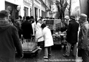 AMINTIRI DIN COMUNISM: ”Când se făcea coada de sacoșe la Alimentară știam a cui este aproape fiecare sacoșă lăsată să țină rândul, în timp ce proprietarul era plecat la altă coadă”