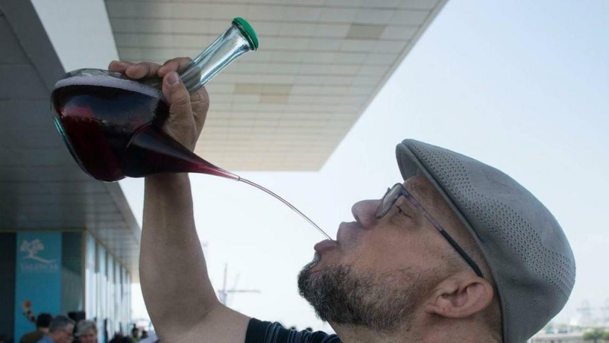 pbiceiuri cidate, mancat, baut, furculita, cutit, pahar, sticla, betisoare, cana