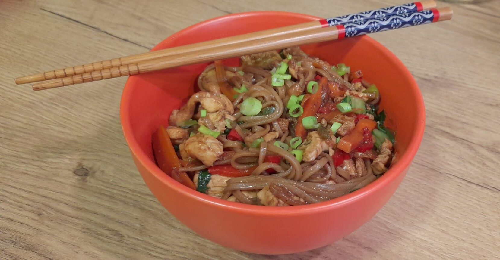 pui cu legume și paste de orez