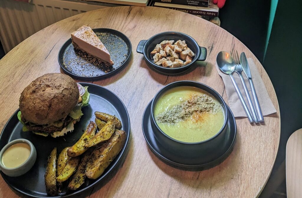 Meniul zilei vegan la un bistro social din Baia Mare