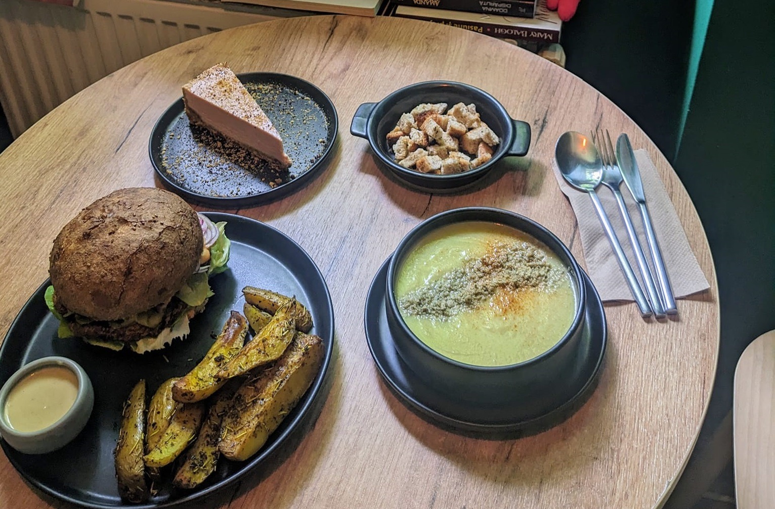 Meniul zilei vegan la un bistro social din Baia Mare