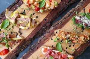 bruschette-trei-combinatii-vegetale-rapide-de-adaugat-peste-felii-de-paine-prajita