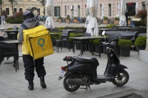 glovo a angajat curieri cu contract de munca