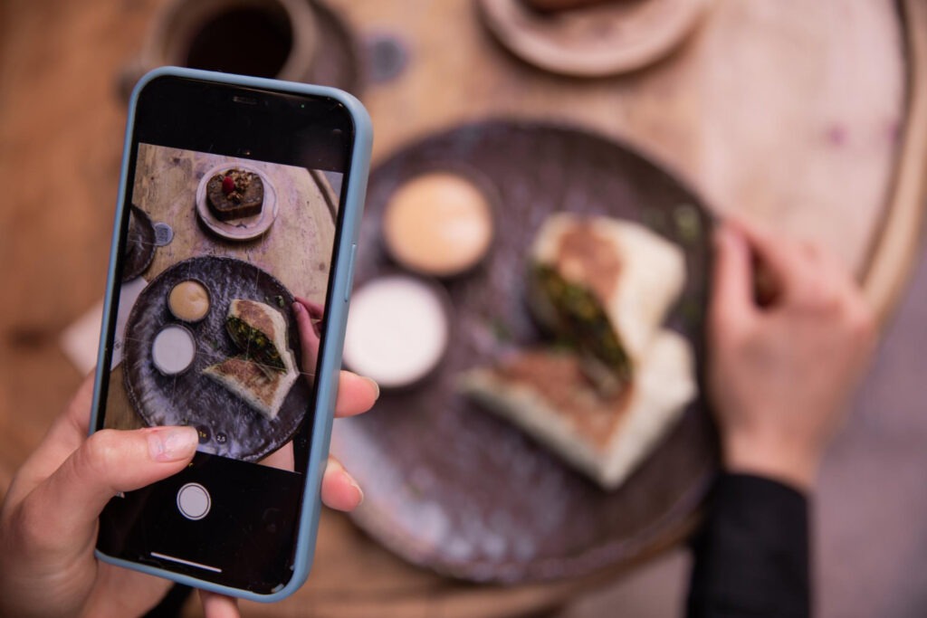 Recenzii negative create de inteligența artrificială