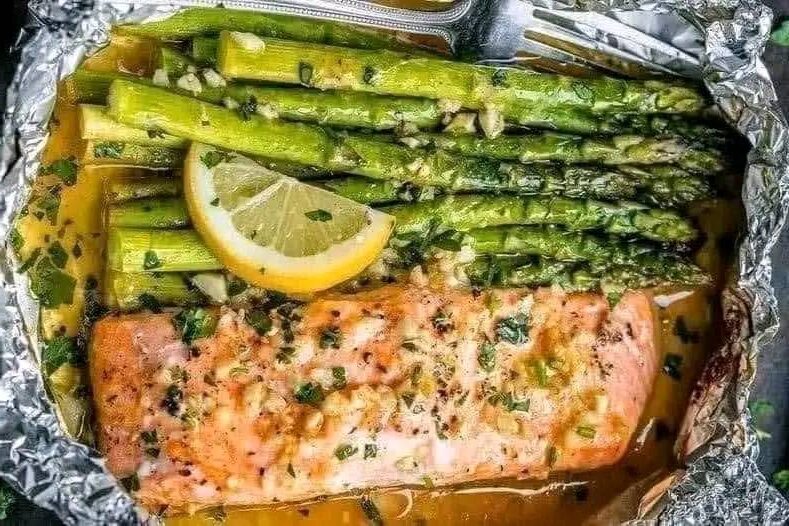 Somon cu sos de lămâie și sparanghel