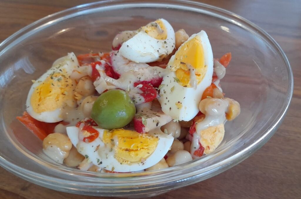 salata, naut, oua fierte, somon afumat, salata mediteraneana, retete, retetele Juanitei, foodlife, nutritie