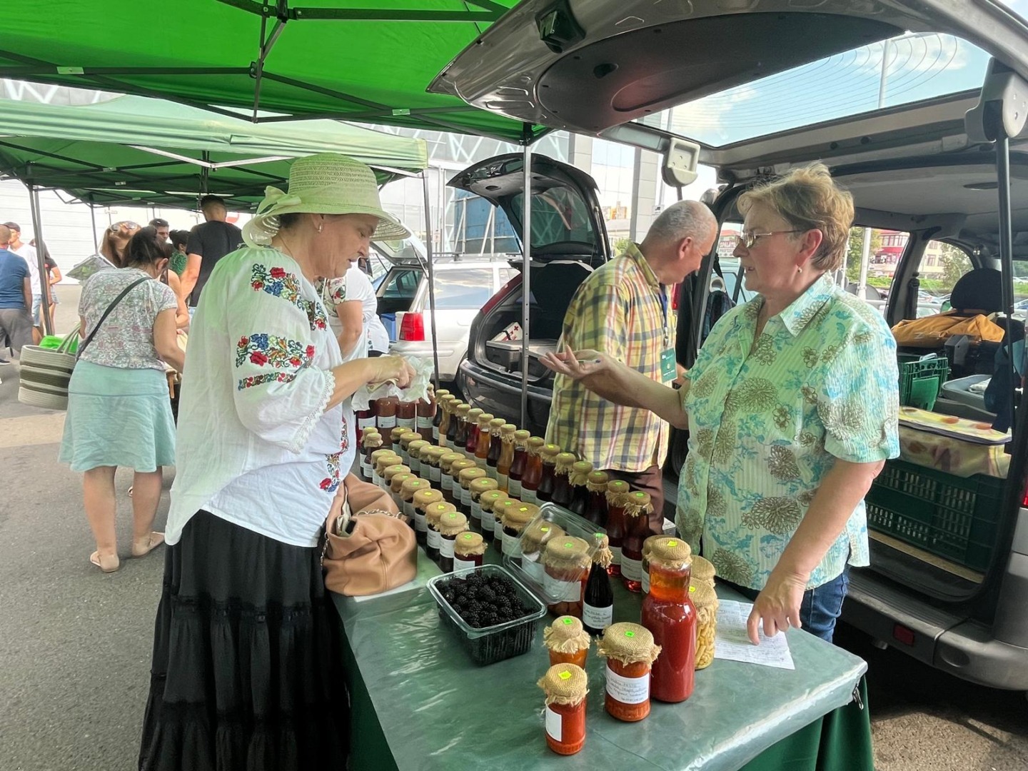 Micii producători își vând recolta la conservă