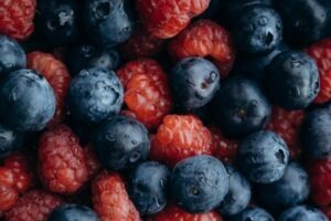 Focaccia cu afine și zmeură