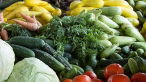 doi buzioeni condamnati pentru ca au stropit legumele cu substante interzise