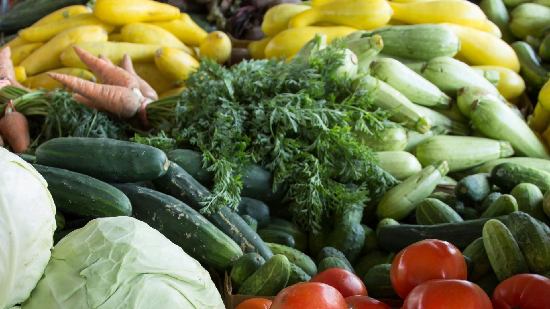 doi buzioeni condamnati pentru ca au stropit legumele cu substante interzise