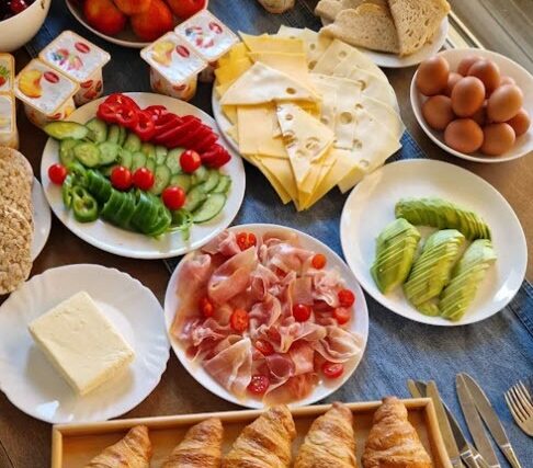 mic dejun, premieri, Romania, Ungaria