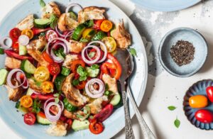 salata panzanella zero waste cum sa reciclezi painea salata de vara fel unic paine uscata