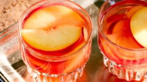 desert de vara bautura de vara piersici in vin alb piersici cu vin cocktail cum sa te racoresti vara