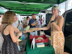 Teodora Barabș produce pâine cu maia