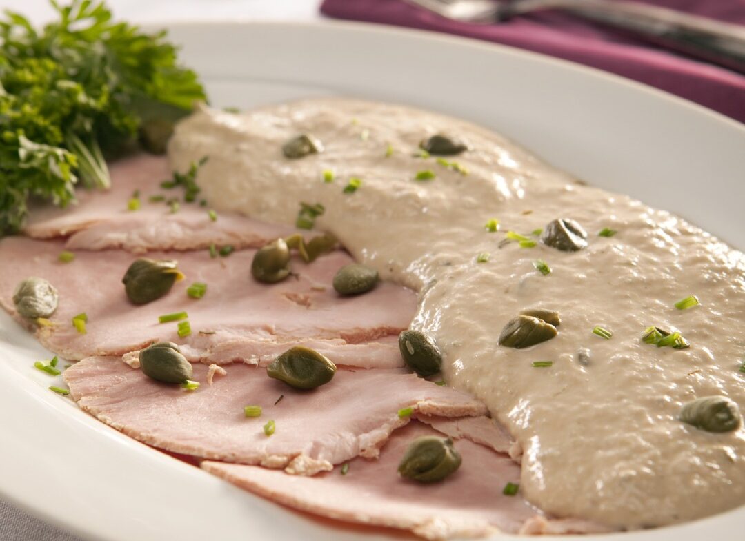 carne de vita rece cu sos de ton friptura de vita rece garnitura de dovlecei marinati cu lamaie pranzul de duminica vita in stil italian vitello tonnato reteta reteta italiana de vara