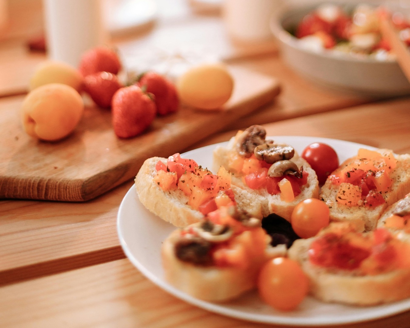 bruschette-trei-combinatii-vegetale-rapide-de-adaugat-peste-felii-de-paine-prajita