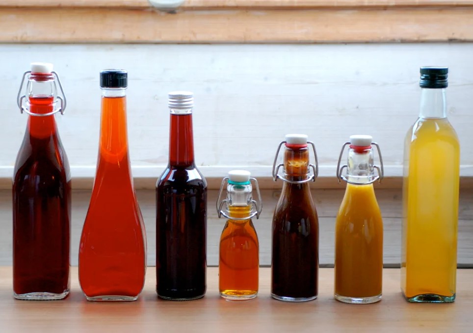 cum-poti-face-otet-aromatic-pentru-salate-folosind-fructe-si-ierburi-aromatice-de-sezon-ce-fel-de-otet-e-preferabil