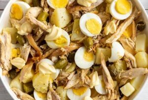 salata de pui cu cartofi reteta de salata de pui salata de cartofi salata de pui cartofi oua castraveți murati pranzul de duminica pranz la pachet pranz rece