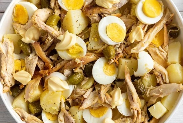 salata de pui cu cartofi reteta de salata de pui salata de cartofi salata de pui cartofi oua castraveți murati pranzul de duminica pranz la pachet pranz rece