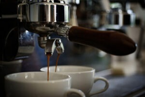 dezicie-definitiva-a-curtii-de-apel-brasov-precedent-juridic-obliga-anaf-obligata-sa-restituie-diferente-la-plata-tva-pentru-ceai-si-cafea-incepand-cu-2023
