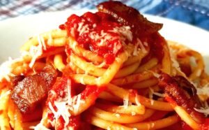 bucatini all amatriciana sunt paste ceva mai groase decat spaghetti, cu sos de rosii cu guanciale, falca de porc