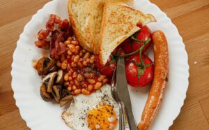 english breakfast, mic dejun, fasole, carnati