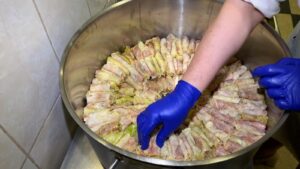 Sf. Parascheva: mii de sarmale vor fi împărţite la tradiţionala masă a pelerinului, după slujbă / Sursa foto: Observator News