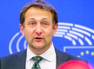 christophe hansen a lucrat in tinerete la o ferma din Romania