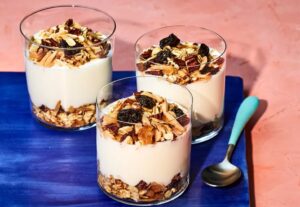 Cupe cu muesli prăjit și iaurt