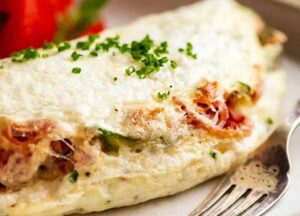 Omletă pufoasă din albuș de ou, rețetă tip souffle