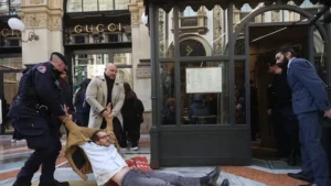 restaurant Milano proteste, Cracco, Ultima generazione