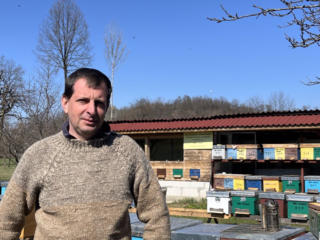 Ciprian Pașca, apicultor, spune că mierea de castan este cea mai scumpă