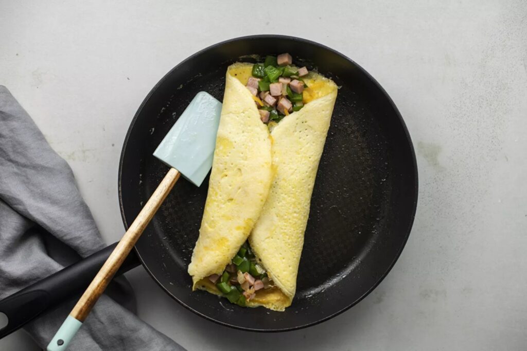 Rețeta de Omleta Denver poate fi adaptată