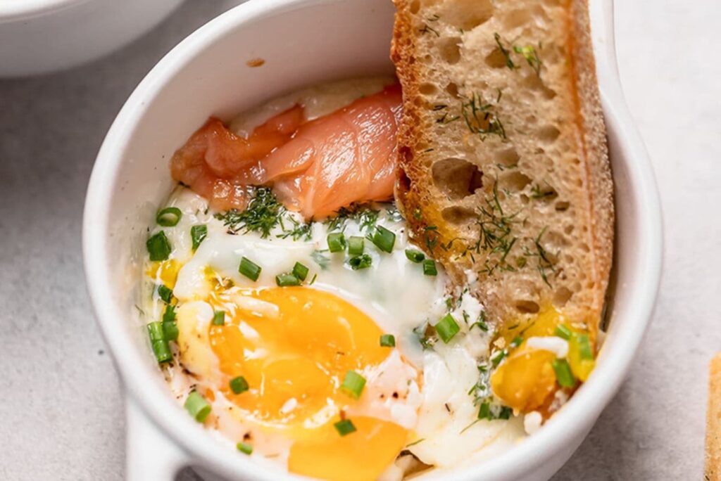 Ouă en cocotte, o rețetă simplă franțuzească