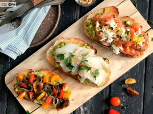 Trei bruschette cu avocado și pește mic dejun